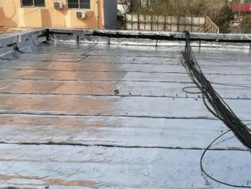 松桃卫生间漏水维修公司分享下松桃屋面楼顶防水刚性防水层施工要点。